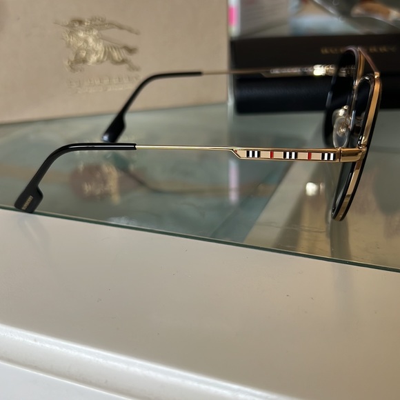 Burberry black gold Aviator polarized sunglasses - Picture 3 of 4